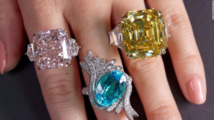 royal-jewels-smuggled-out-of-russia-during-1917-revolution-go-on-sale