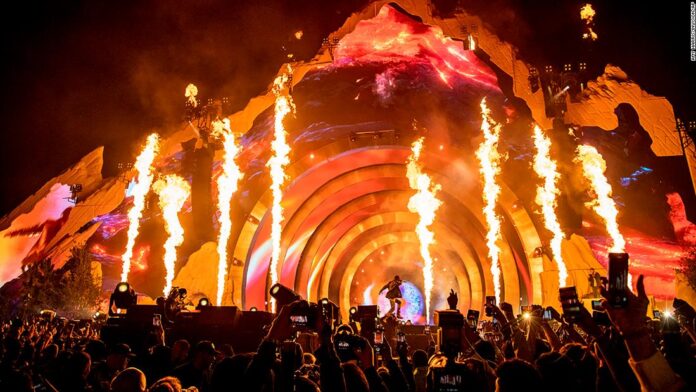 within-minutes,-the-astroworld-festival-turned-deadly.-here’s-what-we-know-about-the-show’s-timeline