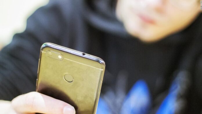 how-to-end-the-tech-tug-of-war-with-teens-before-the-holidays