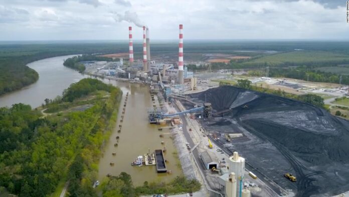 a-dirt-dam-separates-21.7-million-cubic-yards-of-toxic-waste-from-‘america’s-amazon’