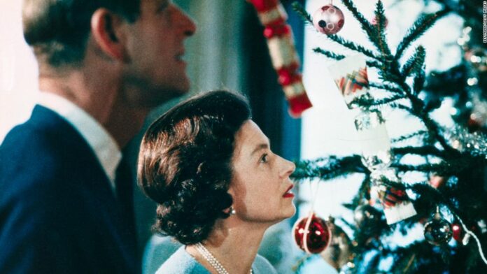what-christmas-looks-like-at-the-queen’s-house