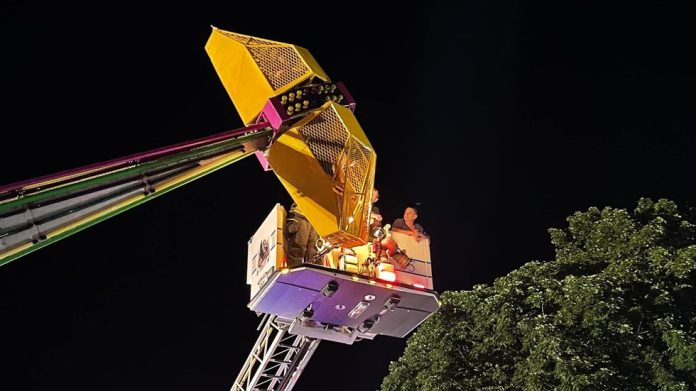 firefighters-rescue-people-trapped-on-carnival-ride