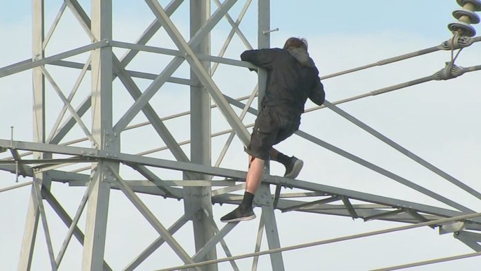 toll-road-re-opened-after-man-climbs-tower