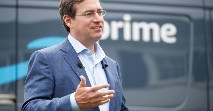 amazon-executive-in-charge-of-consumer-business-resigns