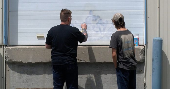 business-owner-makes-teenager-clean-up-graffiti