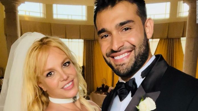 britney-spears-weds-in-custom-versace-gown-that-took-700-hours-to-make