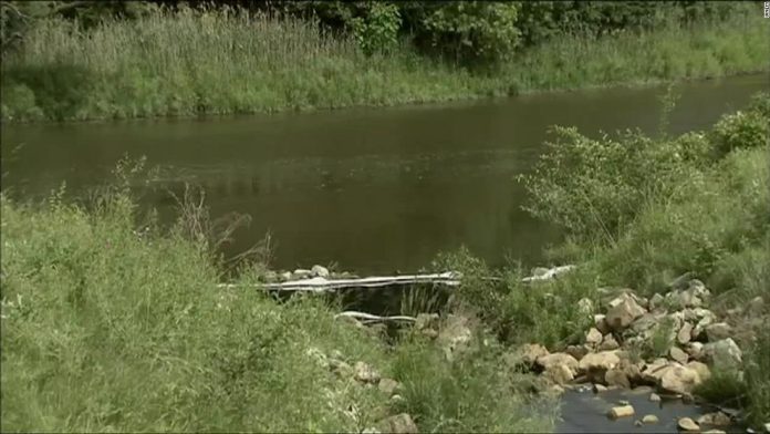 clean-up-efforts-continue-following-on-oil-spill-on-flint-river